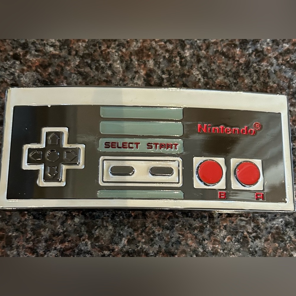 Nintendo Mens 2010 Belt Buckle Retro Controller Never Been Used